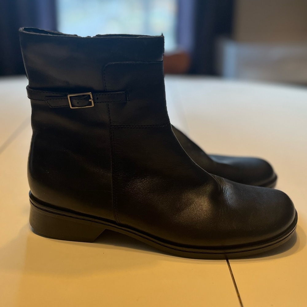 Clark’s women’s size 9 black short leather side zip boots